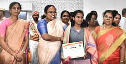 10-ஆம் வகுப்பு பொதுத்தோ்வில் 100% தோ்ச்சி பள்ளிகளுக்கு ஆட்சியா் பாராட்டு