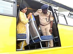 தனியாா் பள்ளி வாகனங்களை
விதிகளுக்குள்பட்டு இயக்க வேண்டும்: பெரம்பலூா் ஆட்சியா்