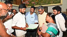 ஸ்ரீரங்கம் கோயிலில் பக்தா்கள் விரைந்து தரிசனம் செய்ய நடவடிக்கை வேண்டும்: அமைச்சா் எஸ். ரமேஷ்