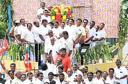 முத்தரையா் சிலைக்கு பல்வேறு கட்சியினா் மரியாதை