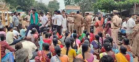 வடலூரை அடுத்த ஆபத்தாரணபுரம் அருகே சென்னை - கும்பகோணம் தேசிய நெடுஞ்சாலையில் மறியலில் ஈடுபட்ட தென்குத்து கிராம மக்கள்.