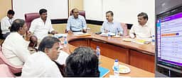 கூடுதல் விலைக்கு மதுபானங்களை விற்கும் பணியாளர்கள் மீது நடவடிக்கை: அமைச்சர் அறிவுறுத்தல்