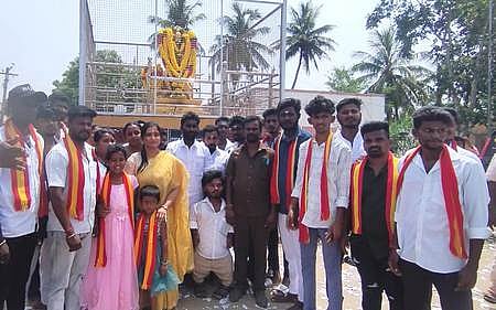 ருப்புக்குடிப்பட்டியில் உள்ள பேரரசா் பெரும்பிடுகு முத்தரையா் சிலைக்கு சனிக்கிழமை மாலை அணிவித்து மரியாதை செலுத்திய தவெகவினா்.