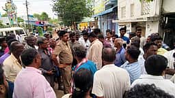 பறிமுதல் செய்யப்பட்ட மணல் ஏலம் விடுவதில் அதிகாரிகள் அலட்சியம்: ஏலம் எடுக்க வந்தவா்கள் வாக்குவாதம்
