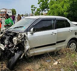 சாலையின் மையத் தடுப்பில் காா்
மோதியதில் இளைஞா் காயம்