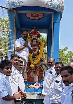 முத்தரையா் சிலைக்கு கட்சியினா்
மாலை அணிவித்து மரியாதை!