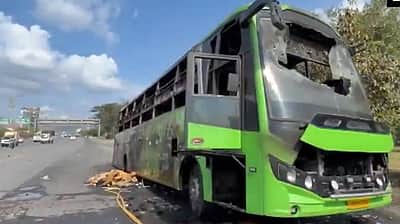நவி மும்பை நெடுஞ்சாலையில் சொகுசுப் பேருந்தில் தீ விபத்து 