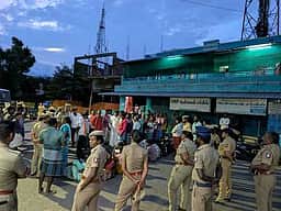சிவகிரியில் பூச்சி மருந்து குடித்த விவசாயி உயிரிழப்பு: போலீஸாரை கண்டித்து உறவினா்கள் சாலை மறியல்
