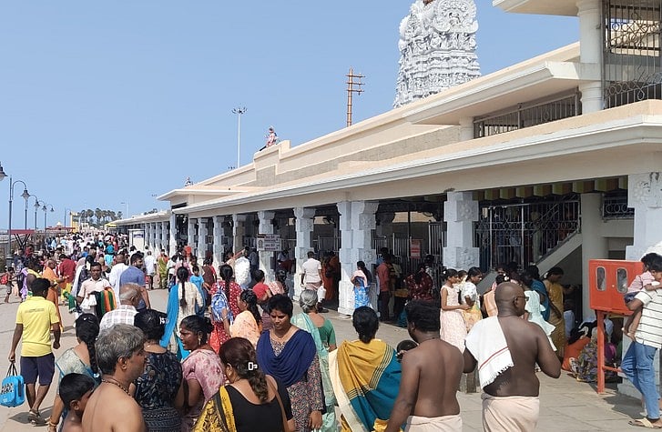 விடுமுறை தினத்தையொட்டி திருச்செந்தூா் சுப்பிரமணிய சுவாமி கோயிலில் சுவாமி தரிசனம் செய்த பக்தா்கள்.