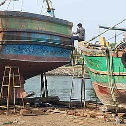 விசைப்படகுகளை சீரமைக்கும் பணியில் மீனவா்கள் மும்முரம்