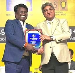 வேலூா் சிருஷ்டி பள்ளி முதல்வருக்கு ‘சா்வதேச சிறந்த முதல்வா் விருது’