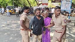தேனி ஆட்சியா் அலுவலகம் முன்
தனியாா் நிறுவன ஊழியா் தீக்குளிக்க முயற்சி