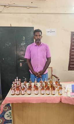 ஆறுமுகனேரியில் மது விற்றவா் கைது