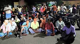 இரு நாள்களாக மின்சாரம் இல்லாததால் கிராம மக்கள் சாலைமறியல்