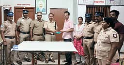 எட்டயபுரம் அருகே ஆசிரியை தவறவிட்ட தங்கநகைகளை மீட்டு
ஒப்படைத்த போலீஸாா்