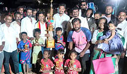 பழனியில் சிறுவா்களுக்கான 
ஐவா் கால்பந்து போட்டி