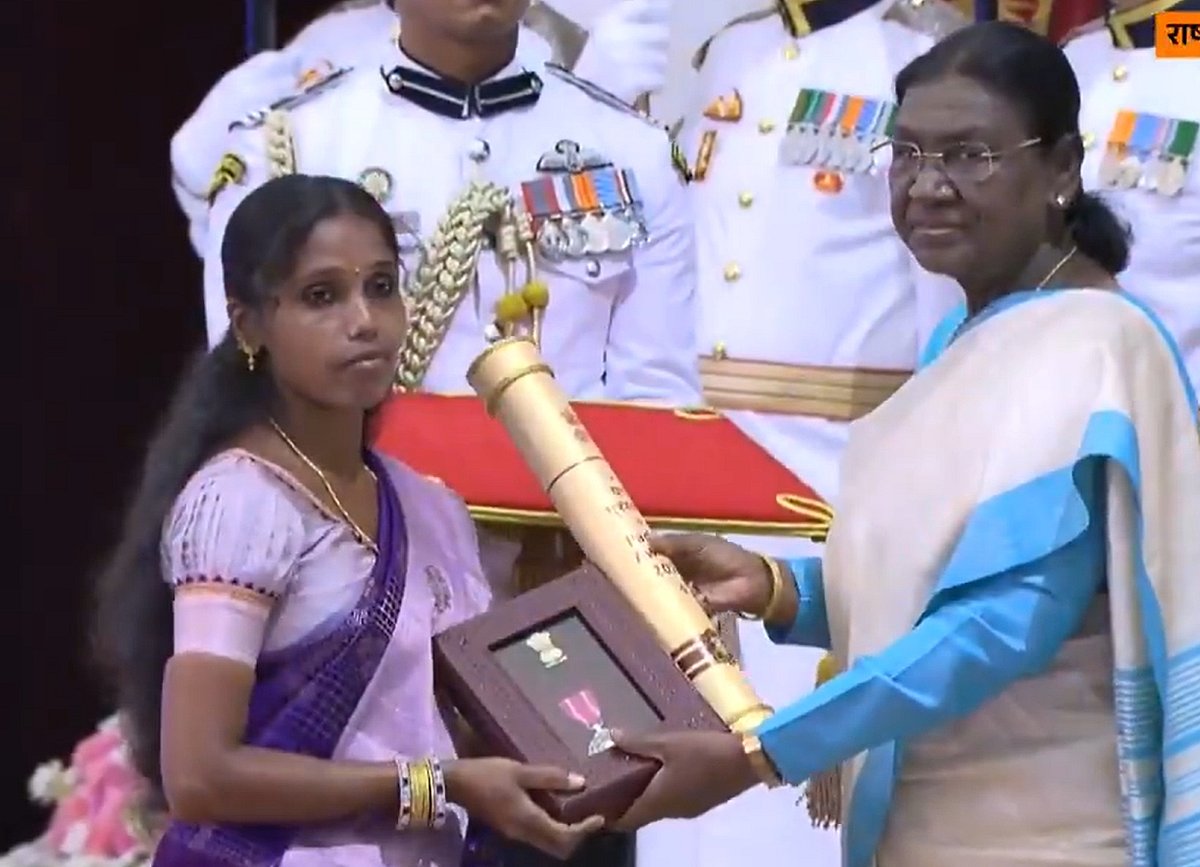 விருது பெற்றுக்கொண்ட ஆர். கிருஷ்ணன் கிட்னா மனைவி