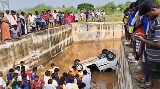 ரயில்வே சுரங்கப் பாதையில் மூழ்கிய காா்.