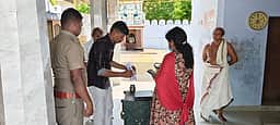 ஆறுமுகனேரி சிவன் கோயிலில்
திருட்டு