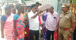 ஆட்சியரிடம் மனு அளிக்க வந்த பழங்குடியினா் போலீஸாருடன் வாக்குவாதம்!