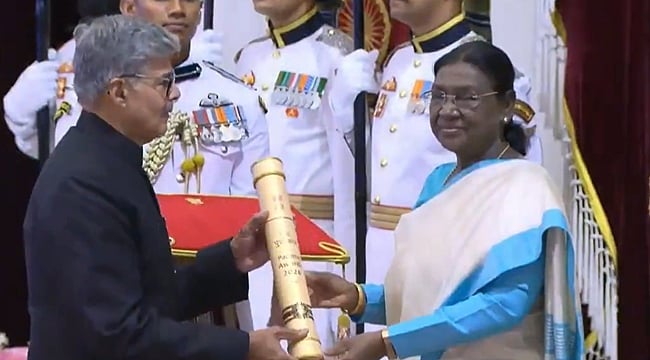 குடியரசுத் தலைவரிடம் பத்ம விருது பெற்றுக்கொண்ட கே. விஜயகுமார்