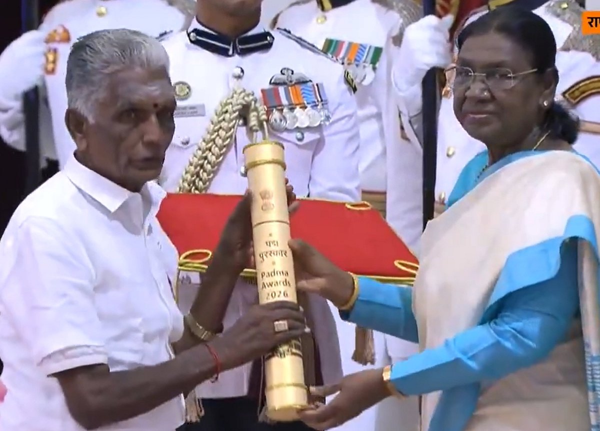 குடியரசுத் தலைவரிடம் பத்ம விருது பெற்றுக்கொண்ட என். சுவாமிநான்