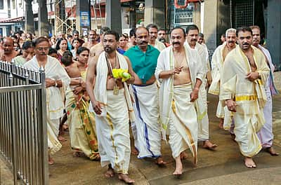 குருவாயூர் கோயிலில் கேரள முதல்வருக்கு உயர் நீதிமன்ற உத்தரவை மீறி சிறப்பு அனுமதி: பாஜக புகார் 
