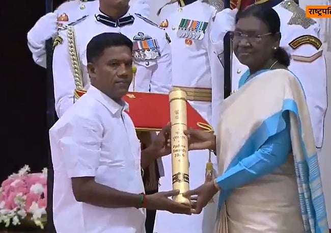 குடியரசுத் தலைவரிடம் பத்ம விருது பெற்றுக்கொண்ட பழநிவேல்