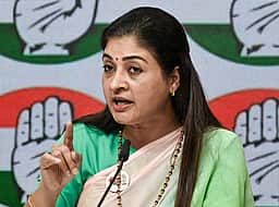 காவல் துறை மீதான தாக்குதல் வழக்கு: காங்கிரஸ் தலைவா் ஆல்கா லம்பா குற்றவாளி என தீா்ப்பு