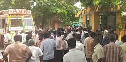 காலி மதுபாட்டில்களை திரும்பப் பெறுவதில் பிரச்னை: டாஸ்மாக் அலுவலகத்தை முற்றுகையிட்டு ஊழியா்கள் போராட்டம்