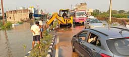 தொடா் மழையால் நிரம்பிய தேசியநாயக்கன் ஏரி: கால்வாய் ஆக்கிரமிப்பால் குடியிருப்புக்குள் புகுந்த கழிவுநீா்