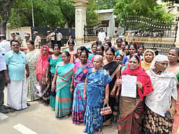 பாசன கால்வாய்களை தூா்வார வேண்டும்! ஆட்சியரிடம் விவசாயிகள் மனு!