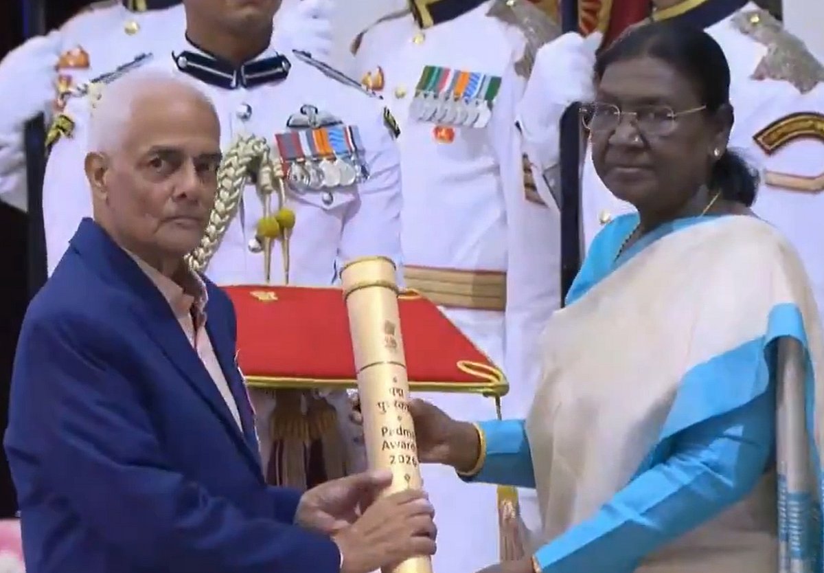 குடியரசுத் தலைவரிடம் பத்ம விருது பெற்றுக்கொண்ட டாக்டர் ஆர். ஸ்ரீதர்