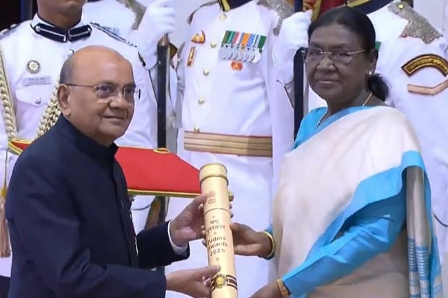 குடியரசுத் தலைவரிடம் பத்ம விருது பெற்றுக்கொண்ட டாக்டர் கல்லிப்பட்டி ராமசாமி