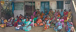 மதுக்கடையை இடம் மாற்றக் கோரி பெண்கள் போராட்டம்
