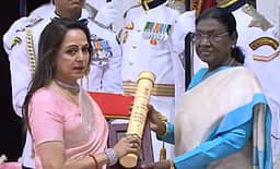 தர்மேந்திராவின் பத்ம விபூஷண் விருதை பெற்றுக்கொண்டார் ஹேமமாலினி! கலைத் துறை பட்டியல்! 