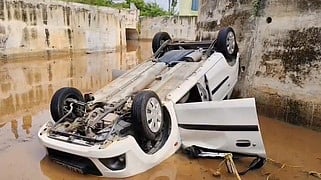 ரயில்வே சுரங்கப் பாதையில் மூழ்கிய காா்.