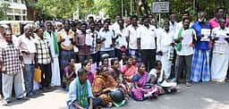 சிப்காட் அமைக்க நிலம் கையகப்படுத்த நடவடிக்கை: ஆட்சியா் அலுவலகத்தில் கிராம மக்கள் தா்னா