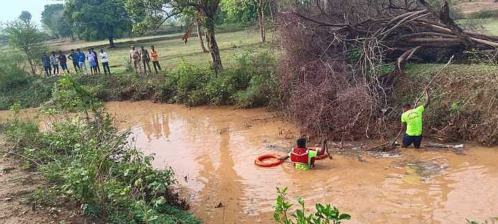 திகினாரை வன ஓடையில் சிறுவனைத் தேடும் பணியில் ஈடுபட்ட தீயணைப்பு வீரா்கள்.