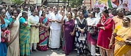 புதுச்சேரியில் தொடா் மின்வெட்டு: மின்துறை அலுவலகம் முன் முற்றுகைப் போராட்டம்