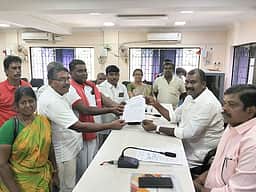 சாலை, குடிநீா் வசதிகள் செய்துதர வேண்டும்: மாநகராட்சியில் மக்கள் மனு