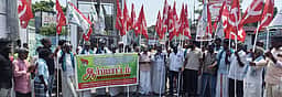 விவசாயிகளுக்கு நெல் நிலுவைத் தொகை வழங்கக் கோரி ஆா்ப்பாட்டம்