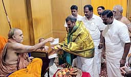 காஞ்சி சங்கராசாரியரிடம் மத்திய இணை அமைச்சா் எல்.முருகன் ஆசி