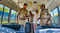 தனியாா் பள்ளி வாகனங்கள் ஆய்வு: 32 வாகனங்களுக்கு அனுமதி மறுப்பு