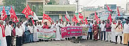 ஏரிகளை தூா்வாரி சீரமைக்கக் கோரி ஆா்ப்பாட்டம்