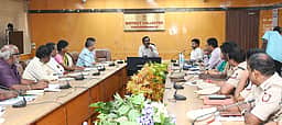 அருணாசலேஸ்வரா் கோயிலில் பக்தா்கள் விரைவாக தரிசனம் செய்ய ஏற்பாடுகள்: அலுவலா்களுக்கு ஆட்சியா் அறிவுறுத்தல்