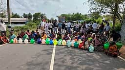 தட்டுப்பாடின்றி குடிநீா் கோரி சாலை மறியல்