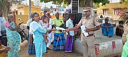 பொதுமக்களுக்கு விழிப்புணா்வு துண்டுப் பிரசுரம் விநியோகம்