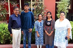 பத்தாம் வகுப்பு, பிளஸ் 2 பொதுத் தோ்வு: வேலூா் லஷ்மி காா்டன் பள்ளி மாணவா்கள் சிறப்பிடம்
