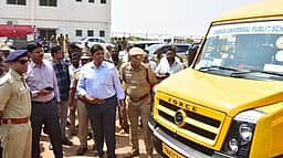 பள்ளி வாகனங்களை ஓட்டுநா்கள் அதிக கவனமாக இயக்க வேண்டும்: கரூா் ஆட்சியா் அறிவுறுத்தல்